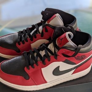 Jordan 1 Mid Chicago Toe